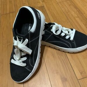 Women’s Sketchers sneaker